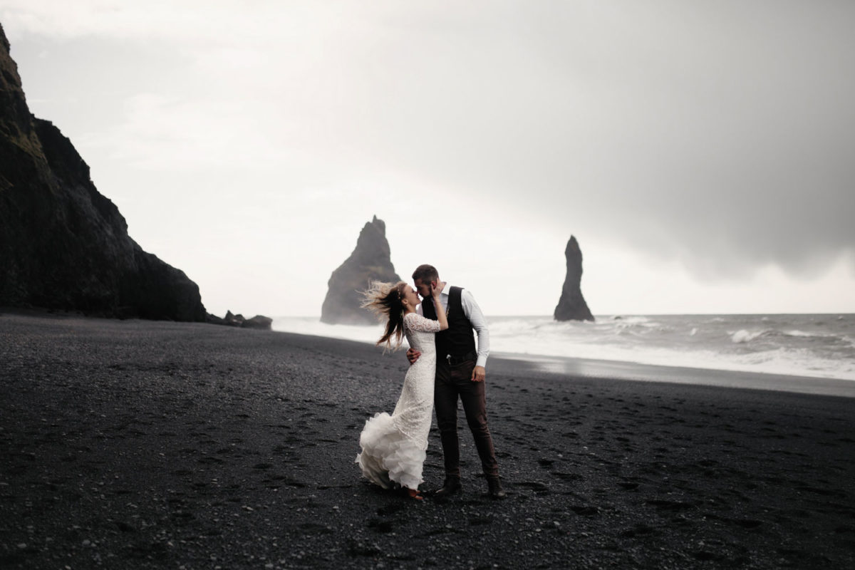 Pro Wedding Photographers Secrets Featured Image